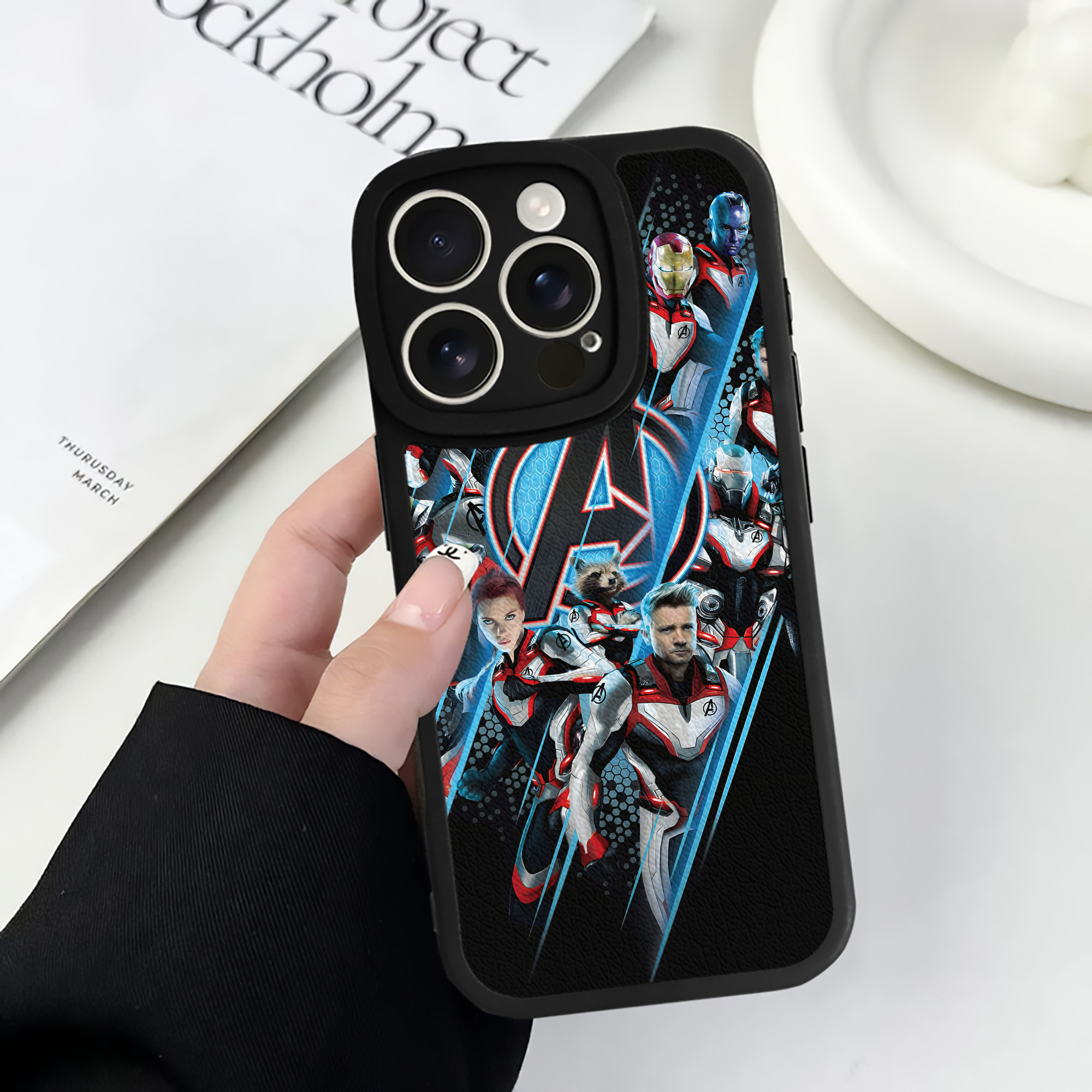（画像用） アベンジャーズ The Avengers 【iPhone 16シリーズ対応】シリコンスマホケース（レザー調） 材質：シリコン